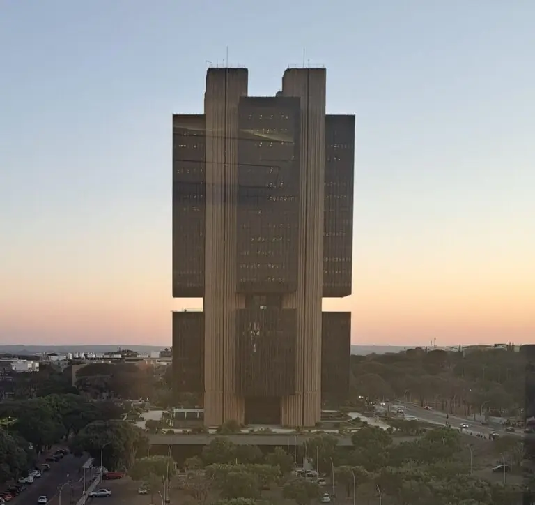 Economia em Risco? Entenda o Boletim Focus: Projeções Econômicas para o Brasil até 2028